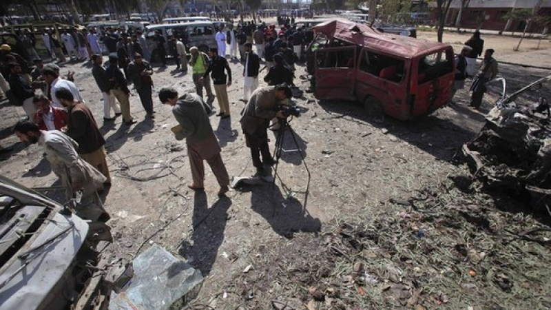 Въоръжени застреляха 18 души в пакистански автобус