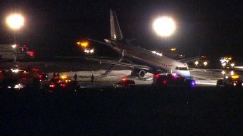 Пътнически самолет кацна аварийно в Нюарк