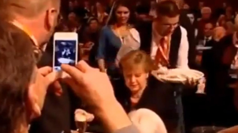 Заляха Меркел с пет чаши бира (видео)