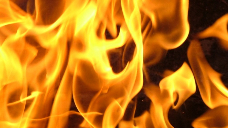 Мъж се самозапали в дома си