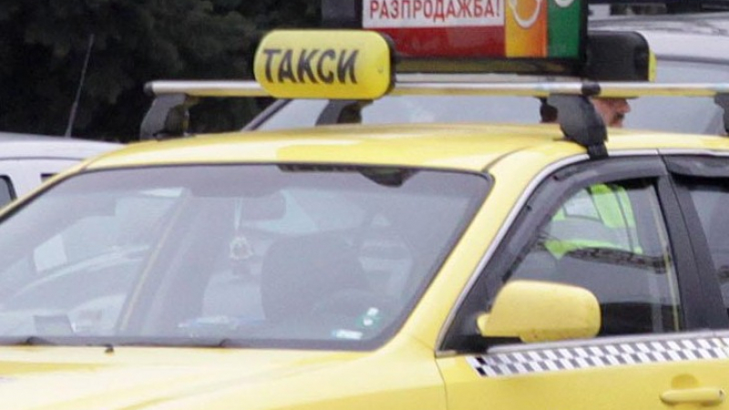 Пиян младеж чупи носа на таксиджия