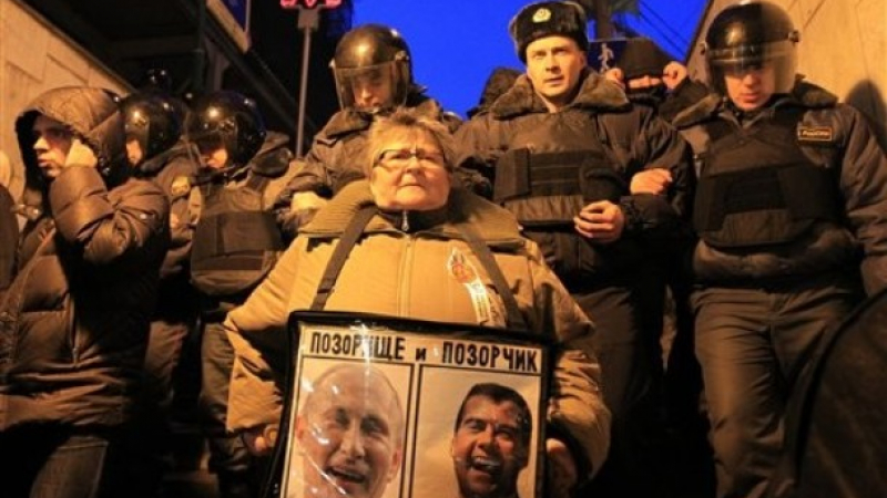 Руската полиция е задържала поне 100 протестиращи срещу Путин