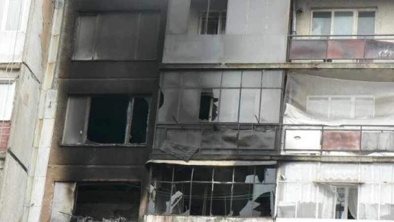 Спасиха 10 души от горящ блок в Добрич