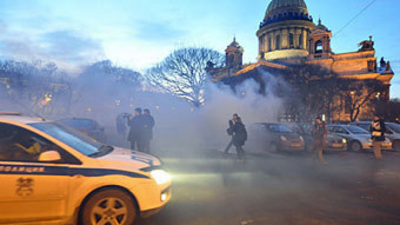 В Петербург мирен демонстрант опожари с „коктейл Молотов” полицейски камион