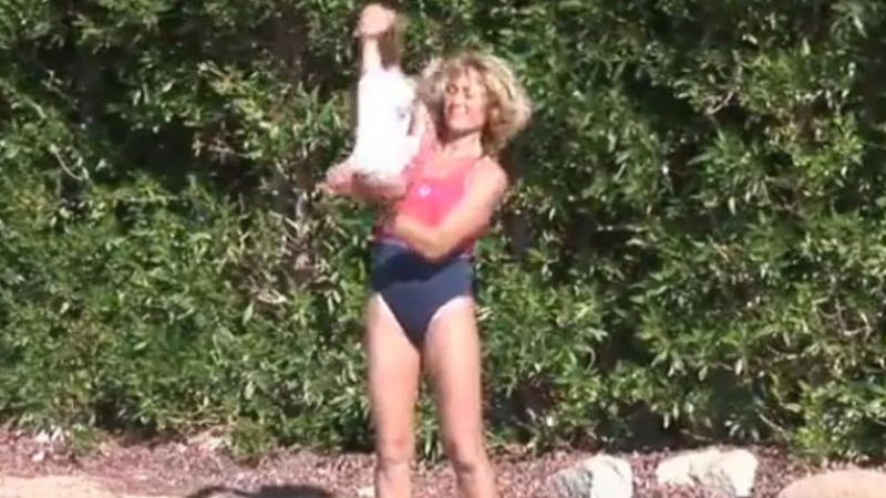 Шок! Луди подхвърлят бебета във въздуха - било йога (видео)