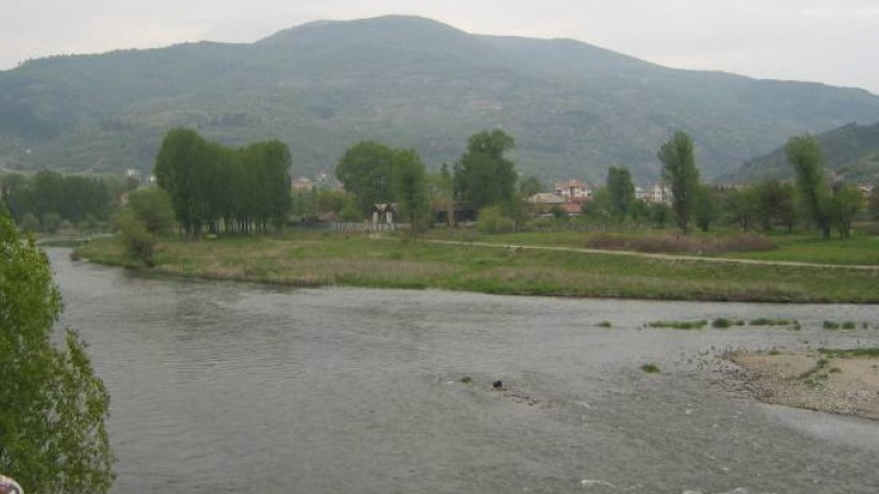 Пиян ученик падна в река Струма