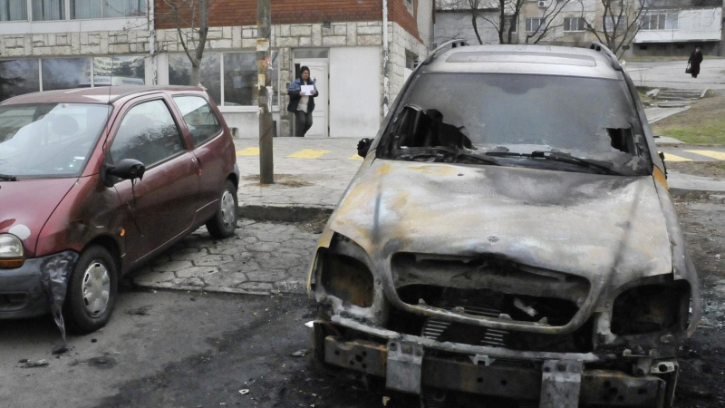 Запалиха джип прeд офиса на СКАТ в Бургас