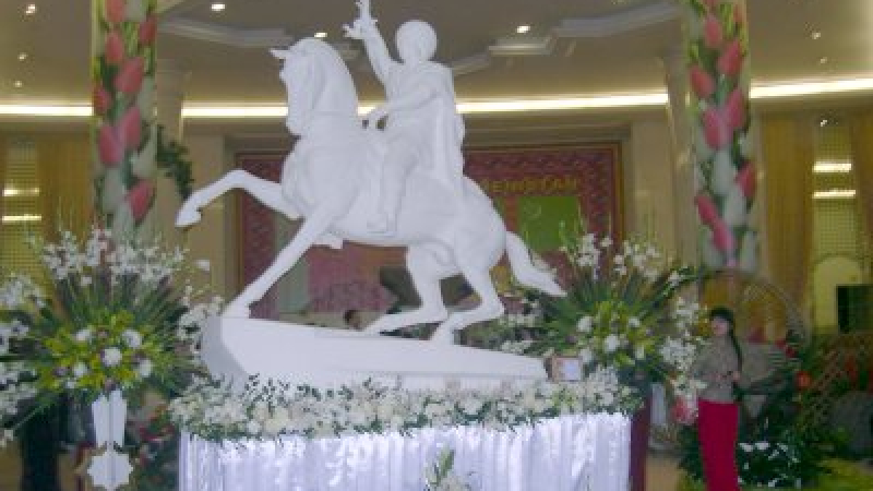 В Туркменистан изложиха първата статуя на президента яхнал кон