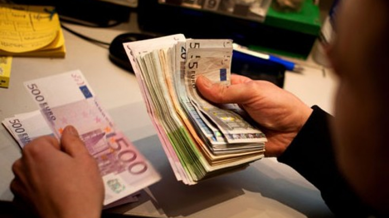 Шофьори от Здравното министерство взели бонуси в евро