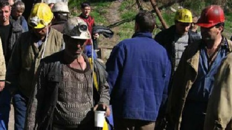 Протестиращите миньори не взеха заплати 