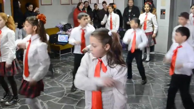 Даскали карат ученици да танцуват чалга (видео)