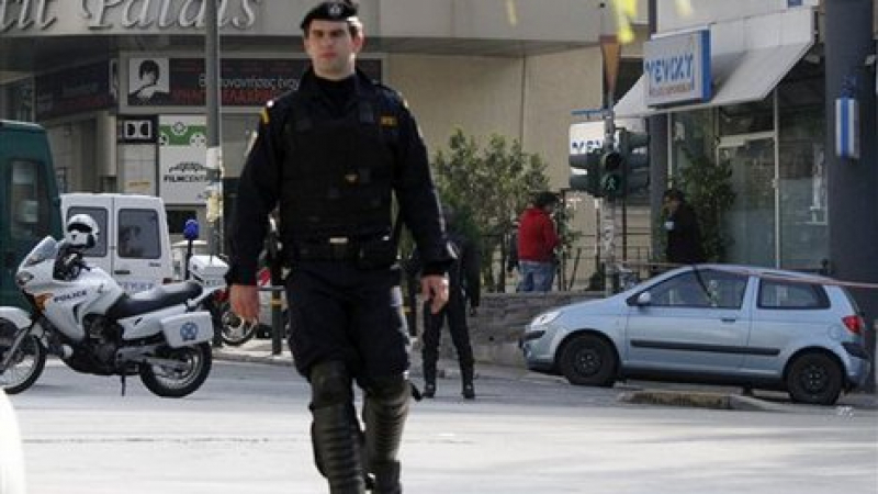Такси изхвърли мистериозен българин без памет пред посолството ни в Атина