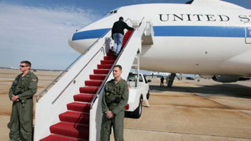 Шефът на Пентагона спешно замина за Афганистан