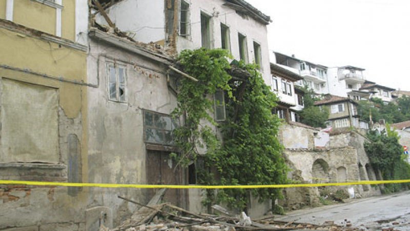 Стара къща се срути в центъра на Търново
