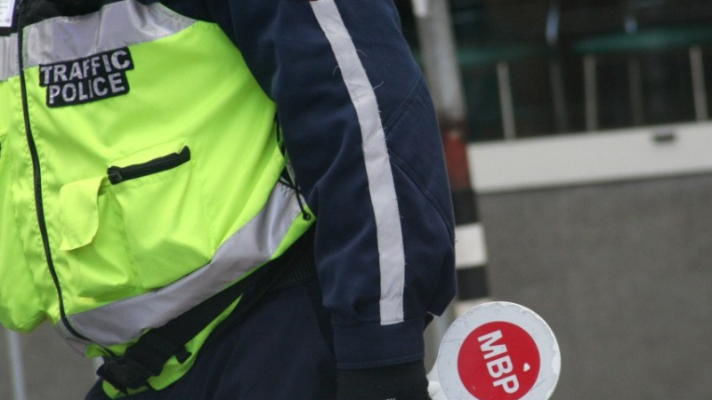 Само в БЛИЦ: Жена прегази полицай в центъра на София