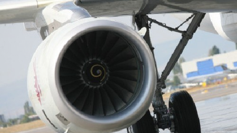 Дупка в крилото на самолет побъркала руски пасажери 