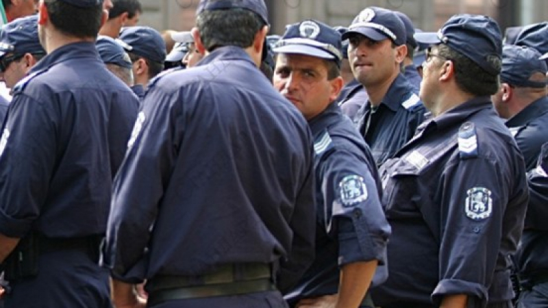 Съкращават 100 полицаи от МВР