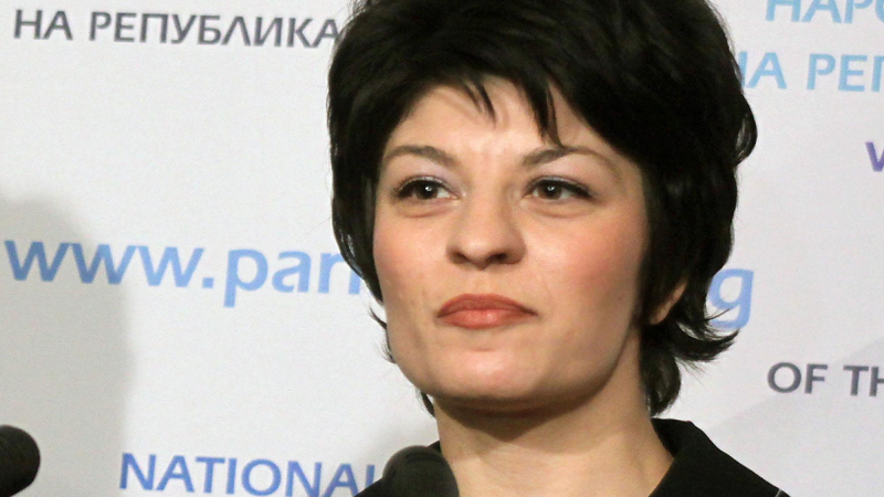 Десислава Атанасова подписа да отпадне лимитът за лечение на деца 
