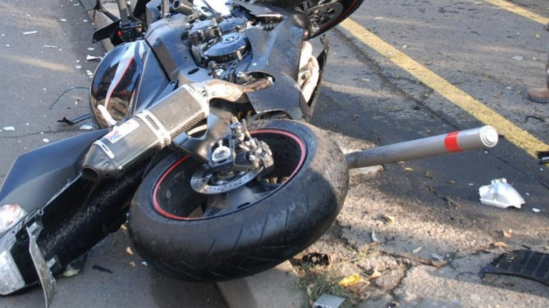 Млад моторист загина при катастрофа