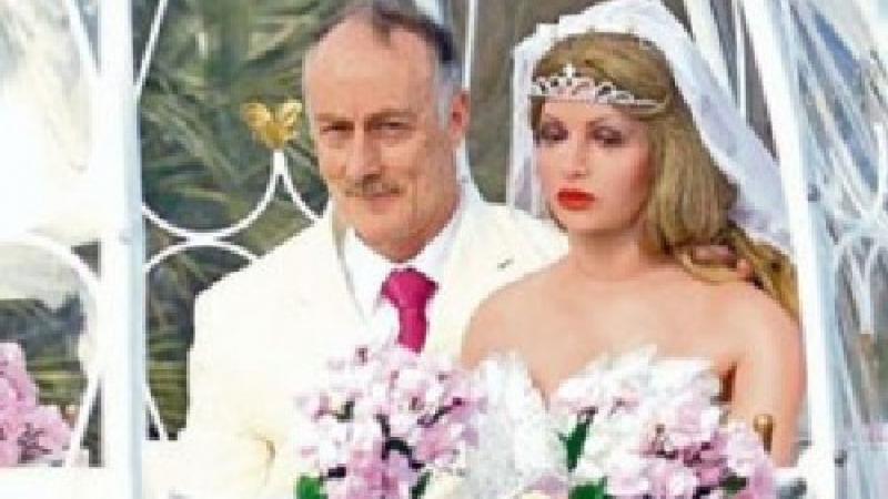 Британец се ожени за секскуклата си 