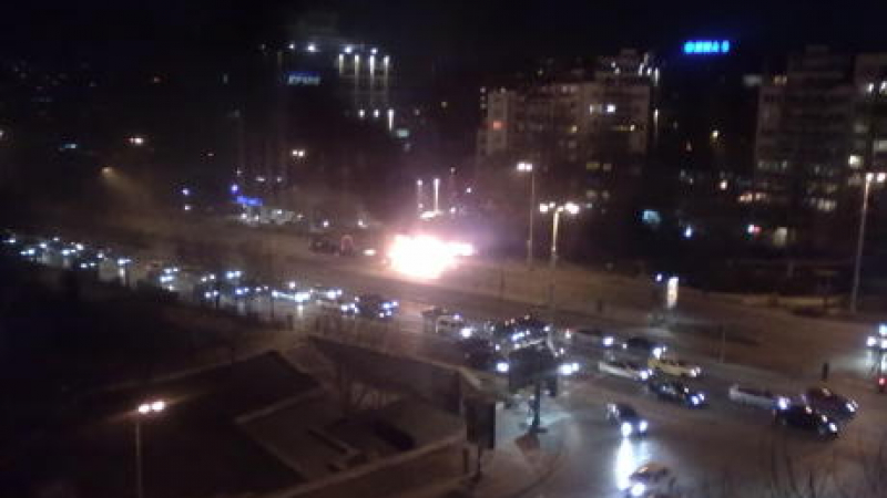 Кола избухна в София, изгоря за минути