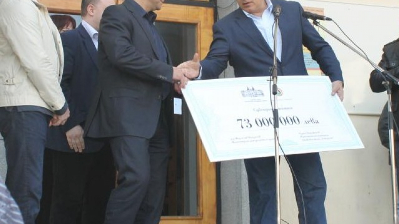 Борисов връчи чек за 73 млн. лв. на производителите на тютюн в Кърджали
