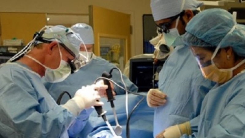 Мъж с ново лице след най-сложната операция в света