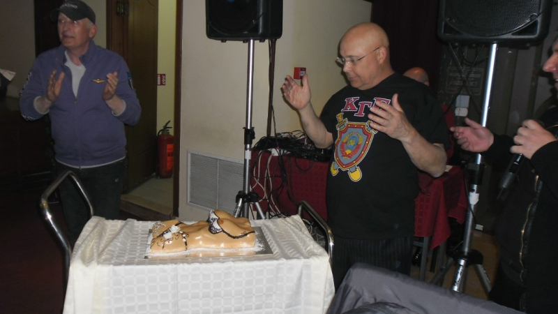 Страхил Гановски отпразнува рожден ден с торта „по цици”