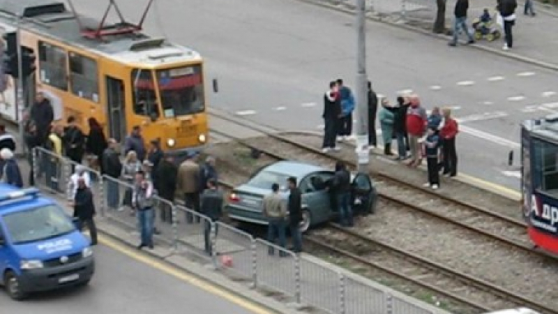 Трамвай помете BMW в София