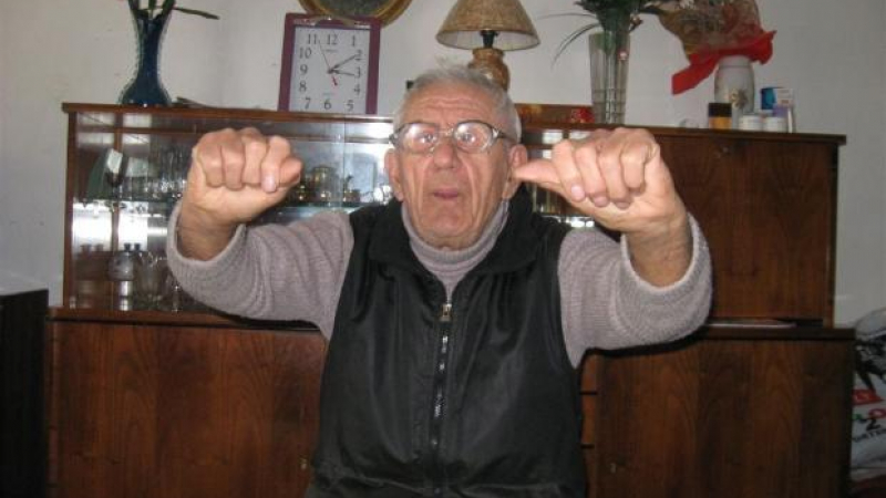 92-годишен дядо се радва на четири нови зъба