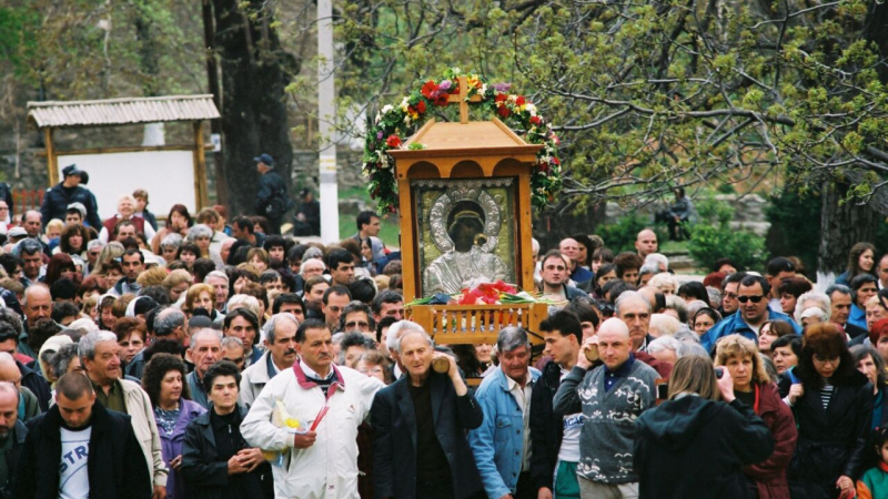Дубликатът на чудотворната Бачковска икона изгони миряните от шествието