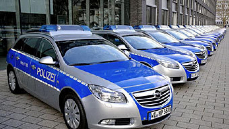 Немските полицаи не се побират в новите патрулни коли Opel Insignia