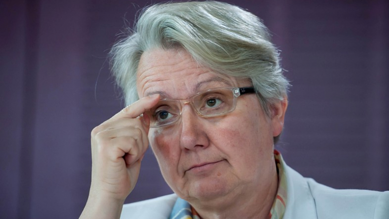 Скандал:Министърката на образованието в Германия уличена в плагиатство