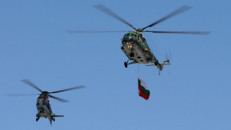 Вертолетите закъсняха за  откриването на военния парад