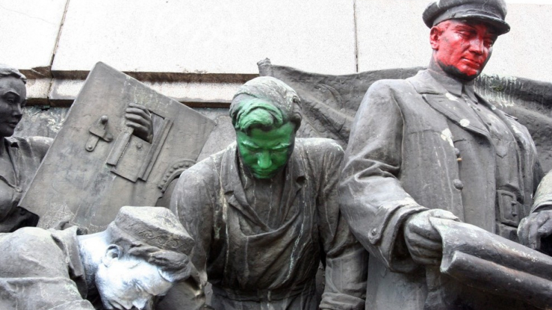 Пак пребоядисаха паметника на съветската армия