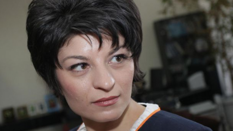 Десислава Атанасова разби Герджиков: В ролята си на смокинов лист на БСП размаха червената метла! 