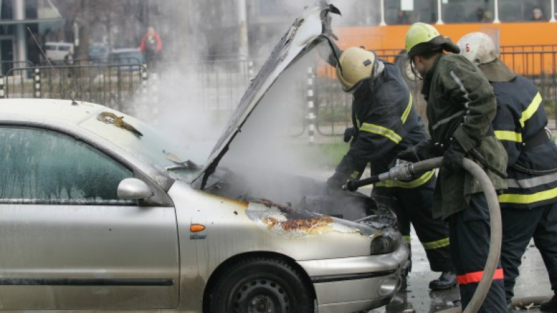 Кола с майка и дете се запали в София