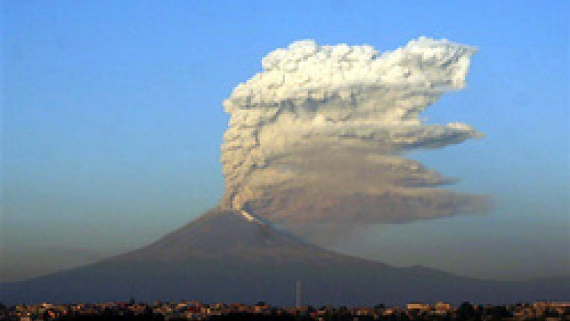 Вулканът Попокатепетъл отново хвърля мексиканци в ужас (ВИДЕО)