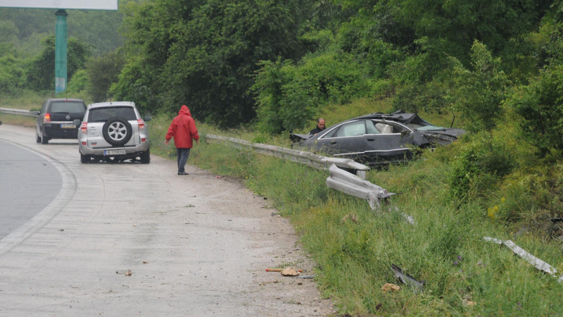 Наводнен участък на магистралата край Варна причини две катастрофи