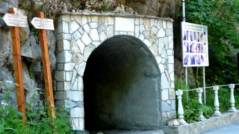 Ексцентрици се женят в родопска пещера на 12.12.2012 година