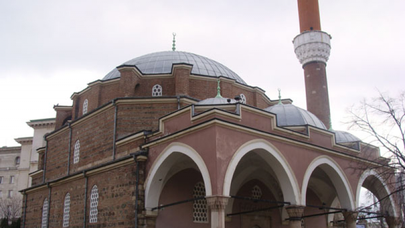Столичната джамия се напука от земетресението