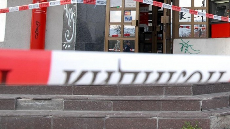 Красавица и бабаити  нападнали златарски магазин в час пик