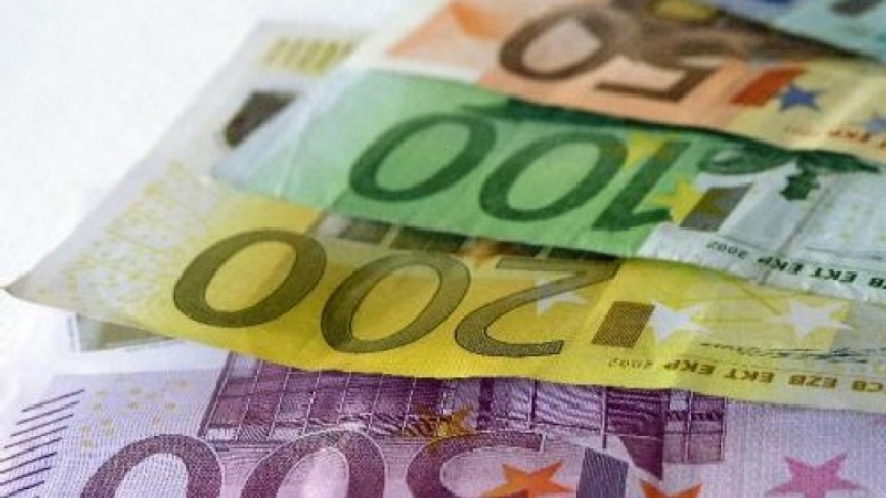 Служителка в банка надписала и прибрала 5000 евро от кредит на клиент