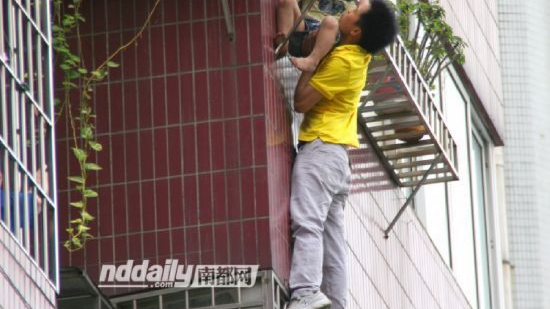 Мъж спаси детенце, висящо от балкон (ВИДЕО)