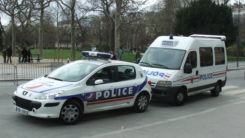 Еднотонен бетонов блок премаза българи в Париж