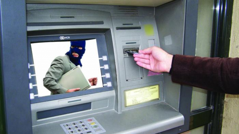 Трима българи спипани във Франция за източване на банкомати