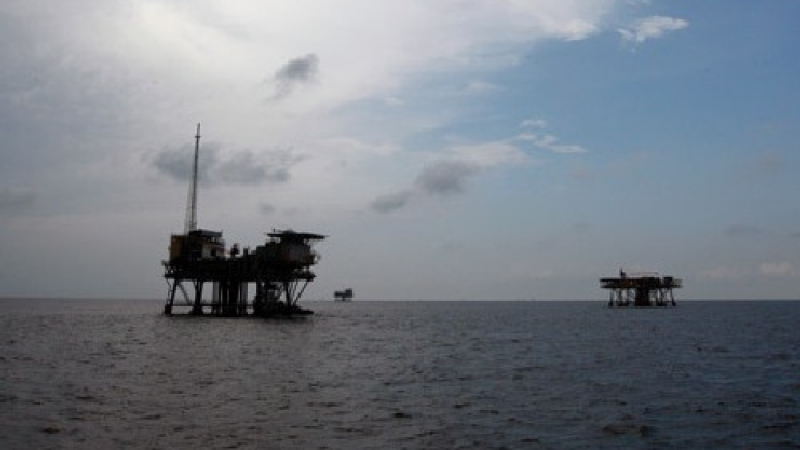 Извънредно положение в Луизиана, евакуират петролни платформи в Мексиканския залив 