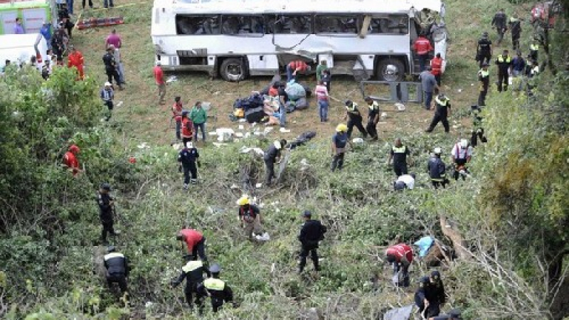 Най-малко 32 души загинаха при автобусна катастрофа  
