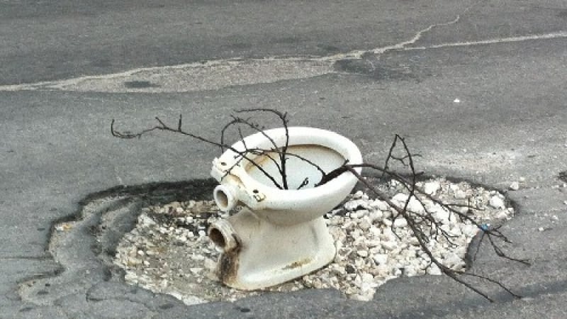 Кенеф декорира дупка на пътя във Варна