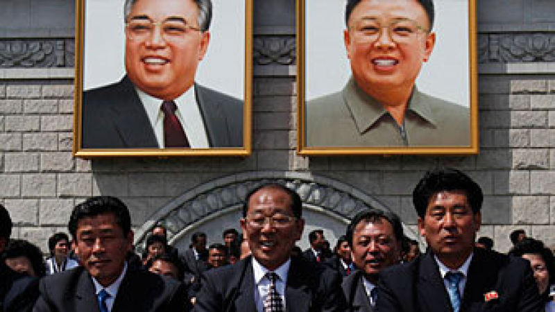 Наградиха посмъртно севернокорейска ученичка за спасяване на портретите на Ким І и Ким ІІ